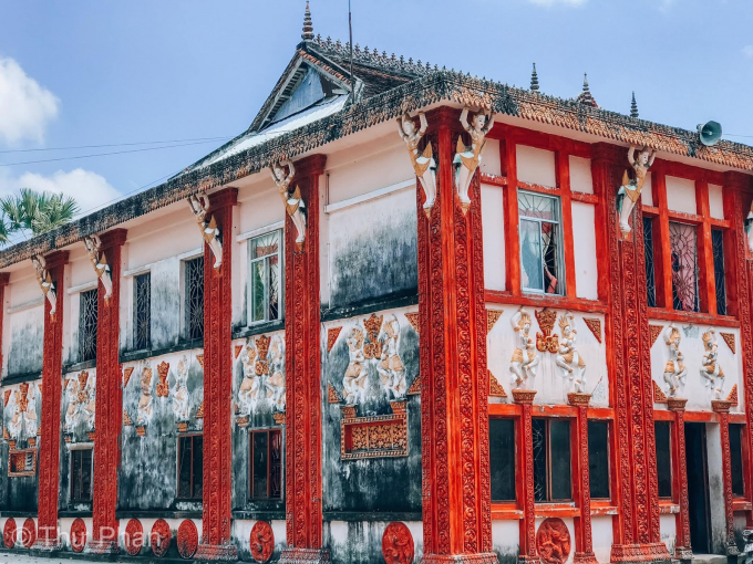 Bước vào ngôi chùa, bạn sẽ cảm giác như đang lạc giữa bảo tàng mỹ thuật với các đường nét trang trí cầu kỳ, tinh xảo và đẹp mắt. Ảnh Amazing Việt Nam.