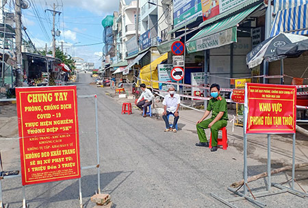 Khu vực phong tỏa tại chợ Huỳnh Trân, thị trấn Ngã Sáu, huyện Châu Thành. Ảnh Hồng Diễm (Báo Hậu Giang)