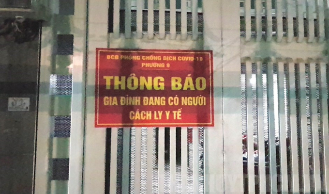 Bảng thông báo gia đình có người cách ly y tế tại nhà. Ảnh minh họa