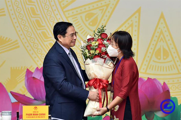 Cô Cao Thị Tiếng nhận hoa của Thủ tướng Chính phủ Phạm Minh Chính. Ảnh tiengiang.gov