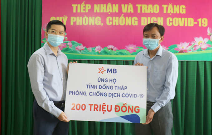 Lãnh đạo Uỷ ban Mặt trận Tổ quốc Việt Nam tỉnh tiếp nhận ủng hộ từ Ngân hàng Thương mại Cổ phần Quân đội. Ảnh Cổng TTĐT Đồng Tháp.