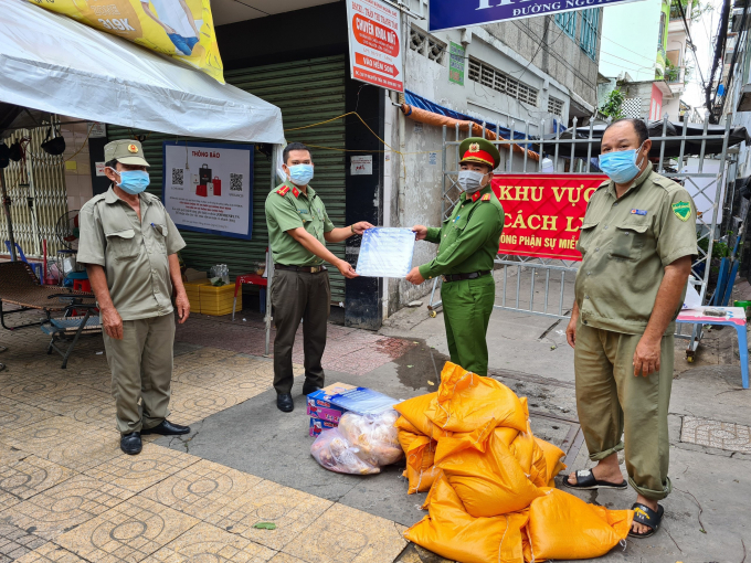 Phối hợp cùng Đoàn Thanh niên Công an thành phố trao tặng nhu yếu phẩm cho các đồng chí đang làm nhiệm vụ tại các khu vực cách ly.