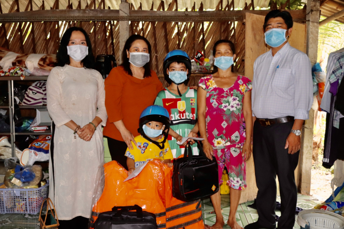 Lãnh đạo thành phố và Giám đốc sở LĐTBXH thăm trẻ mồ côi vì Covid-19 tại huyện Phong Điền.