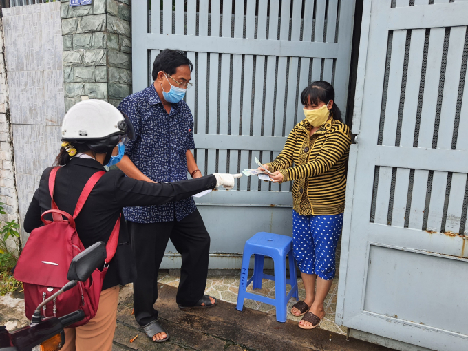 Hỗ trợ người lao động trở về từ vùng dịch ở quận Ô Môn.