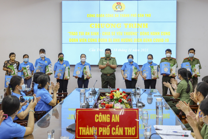 Đại tá Lương Văn Bền, Phó Giám đốc Công an thành phố Cần Thơ trao tặng “Túi an sinh Công đoàn” cho cán bộ, đoàn viên Công đoàn Công an thành phố.