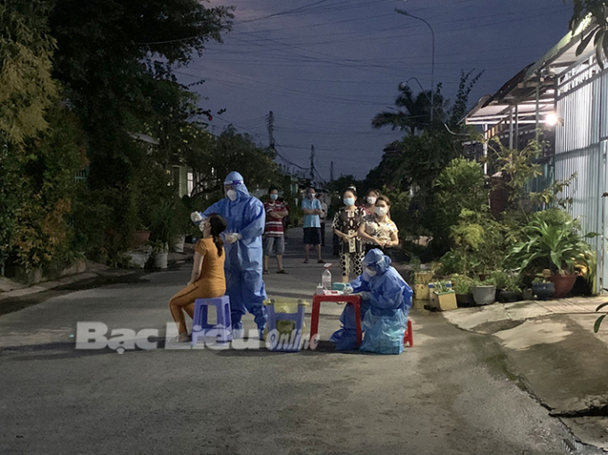 Lấy mẫu xét nghiệm tầm soát COVID-19 trên địa bàn phường 5, TP. Bạc Liêu. Ảnh Báo Bạc Liêu