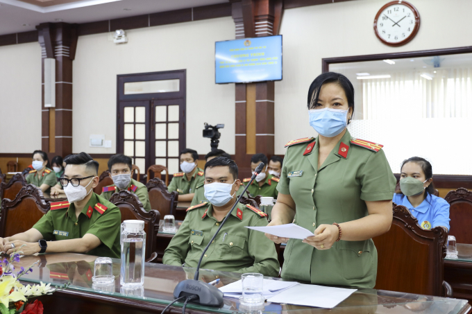 Thượng tá Huỳnh Thị Lê, Chủ tịch Công đoàn Công an thành phố Cần Thơ trao quyết định công nhận công trình cấp cơ sở cho 03 Công đoàn cơ sở Công an các đơn vị, địa phương.