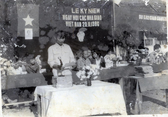 Một buổi lễ kỷ niệm Ngày Nhà giáo Việt Nam năm 1986. Ảnh uel.edu.vn