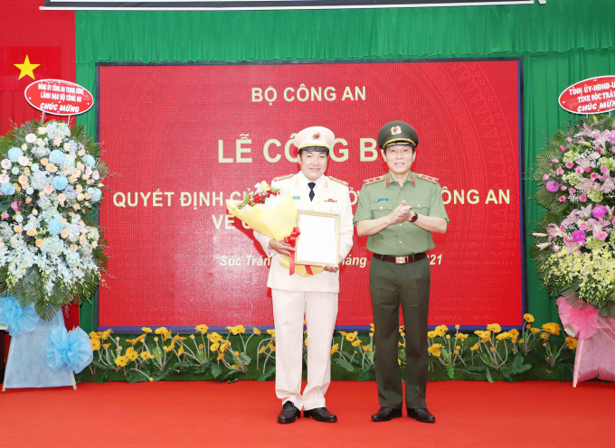 Thứ trưởng Lương Tam Quang trao Quyết định và tặng hoa chúc mừng Đại tá Lâm Thành Sol.