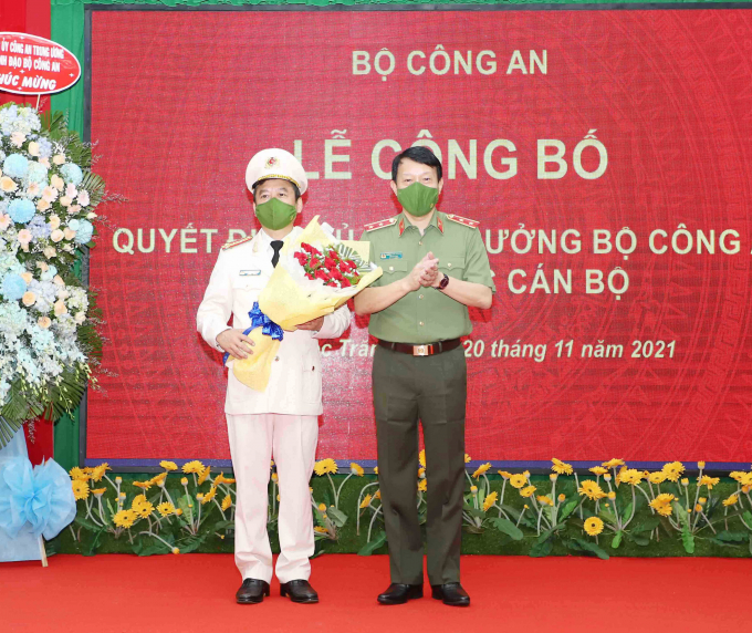 Thứ trưởng Lương Tam Quang tặng hoa chúc mừng Đại tá Nguyễn Minh Ngọc.