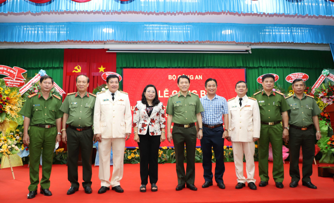 Thứ trưởng Lương Tam Quang cùng lãnh đạo tỉnh Sóc Trăng và Ban Giám đốc Công an tỉnh Sóc Trăng.