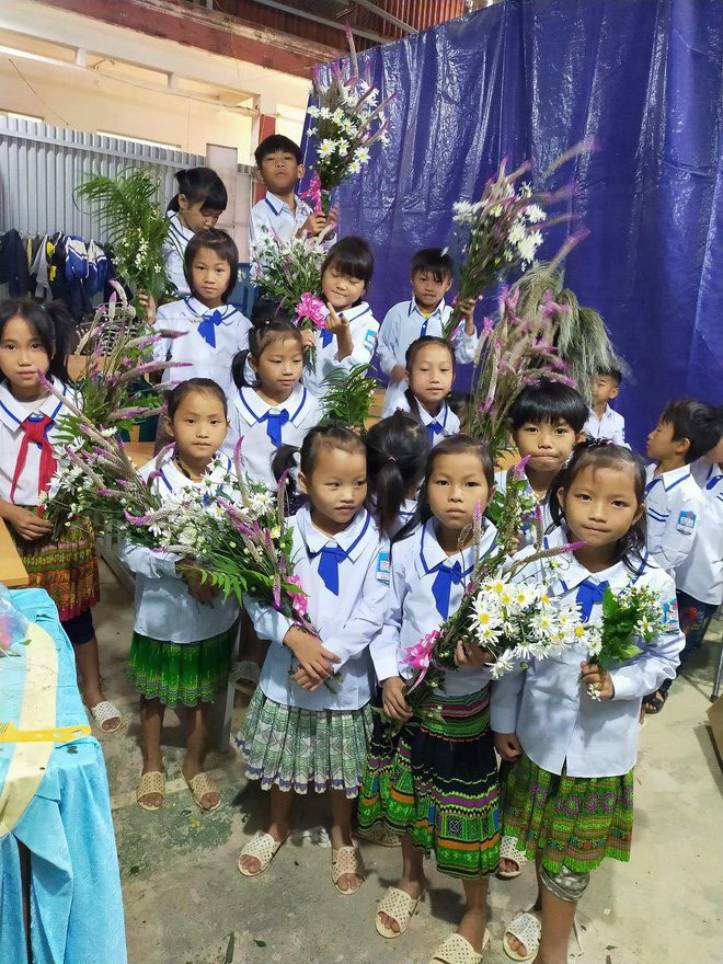 Những bó hoa đơn sơ những mang đầy tình thương của những em học trò nhỏ.