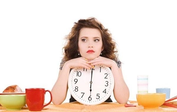 Quá đói do bỏ bữa sáng còn có thể dẫn đến thói quen ăn uống không điều độ (ăn quá nhiều hoặc ăn những món không tốt cho sức khỏe) và từ đó, khiến quá trình tiêu hóa bị ảnh hưởng. Ảnh Internet.