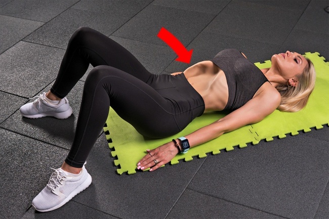 Tập thở bụng ở tư thế nằm được xem như một bài tập khí công hay yoga vô cùng hiệu quả để bạn có vòng eo nhỏ. Lưu ý là bạn có thể thực hiện bằng tư thế ngồi hoặc nằm đều được. Ảnh: Internet.