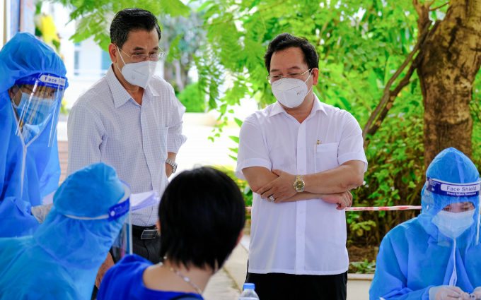 Ông Nguyễn Ngọc Ánh - Phó Chủ tịch UBND Quận Ninh Kiều (phải) kiểm tra công tác tiêm vắc xin.