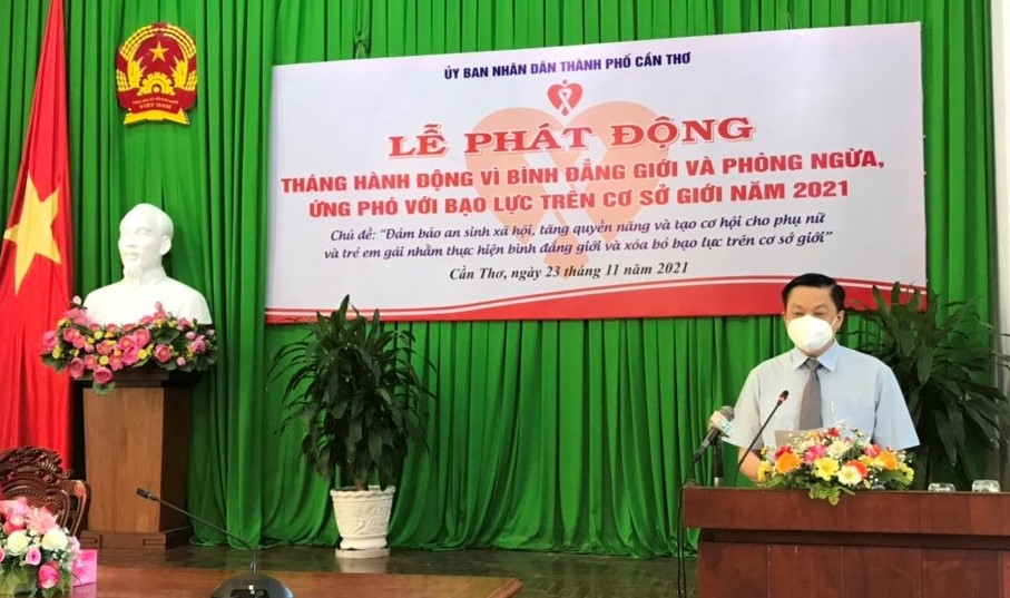 Ông Dương Tấn Hiển đọc diễn văn phát động Tháng bình đẳng giới và phòng chống bạo lực trên cơ sở giới năm 2021.