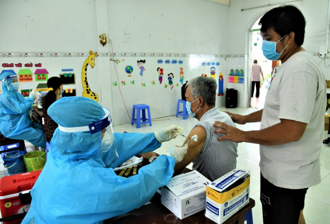 Nhiều địa phương đang tăng tốc tiêm vaccine mũi 2 cho người dân. Ảnh Cổng TTĐT Cà Mau