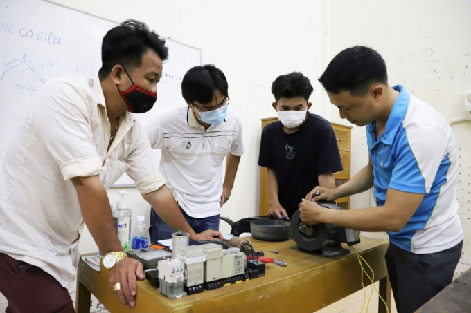 Lao động trẻ tham gia học tập lớp nghề điện cơ - điện lạnh tại Trung tâm DVVL Thanh niên Cần Thơ.