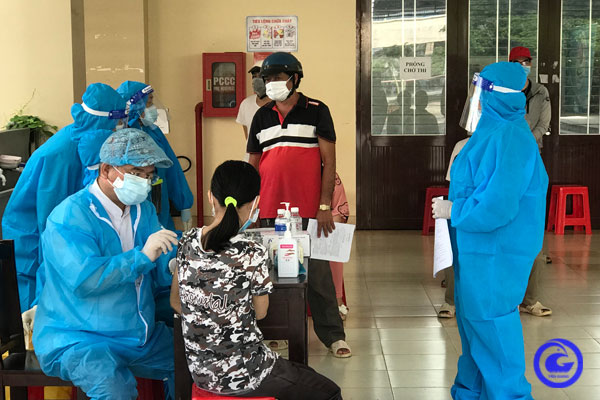 Tiêm vắc xin phòng Covid-19 mũi 2 cho người dân, người lao động tại Tiền Giang. Ảnh: tiengiang.gov