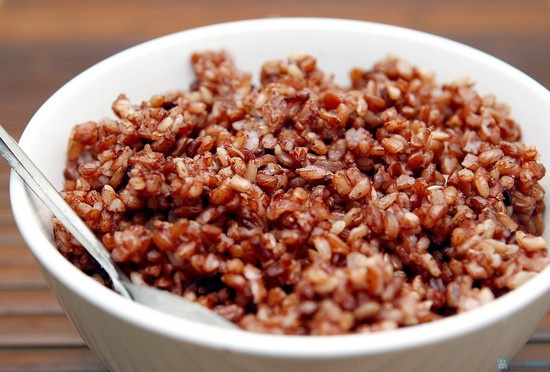 Do gạo lứt giữ loại vỏ cám gạo bên ngoài. Chính vì thế mà gạo lứt được chia làm 3 màu: trắng ngà, đỏ và đen. Ảnh: Internet.