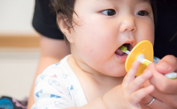 Việc chăm sóc sức khỏe răng miệng sớm cho trẻ là điều quan trọng đối với các bậc cha mẹ. Ảnh vinmec.