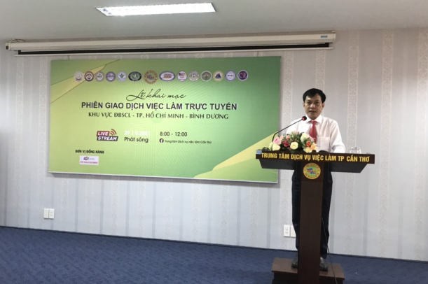 Ông Nguyễn Ngọc Hè - Phó Chủ tịch UBND thành phố đọc diễn văn khai mạc phiên giao dịch trực tuyến lần thứ 1 vào ngày 29/10. Ảnh: Thụy Vũ.