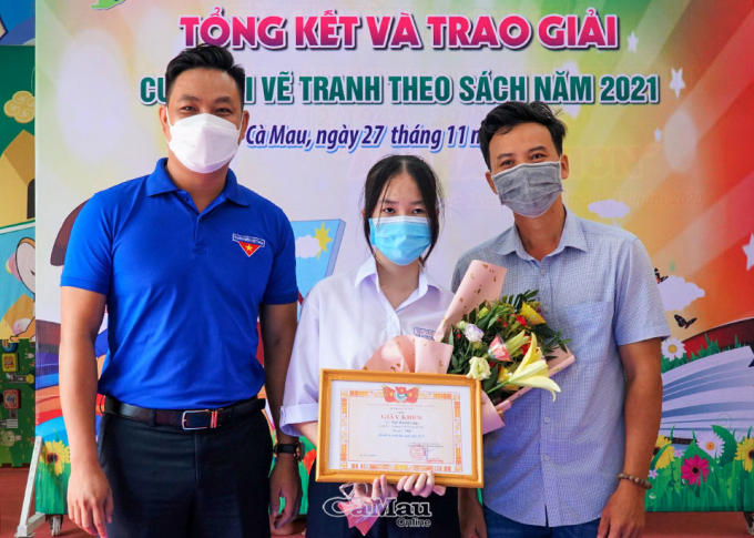 Ban Giám khảo trao thưởng cho em Ngô Huỳnh Giao (lớp 9C, trường THCS Nguyễn Du) đoạt giải Nhất trong cuộc thi.