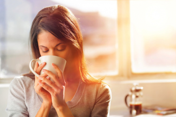 Tốt nhất hãy chuyển thời gian uống cà phê khoảng 1 giờ sau khi ngủ dậy, hoặc có thể ăn sáng trước rồi mới uống cà phê. Như vậy vừa đảm bảo sức khỏe, lại duy trì được tinh thần minh mẫn. Ảnh: Internet.