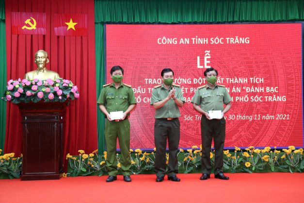 Đại tá Lâm Thành Sol – Giám đốc Công an tỉnh thưởng nóng 30 triệu đồng cho Ban Chuyên án