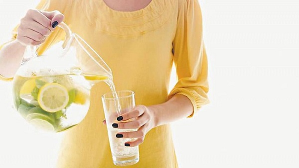 Trong nước chanh có chứa các axit citric – một loại axit hữu cơ đóng vai trò quan trọng trong việc giảm cân. Ảnh Internet.