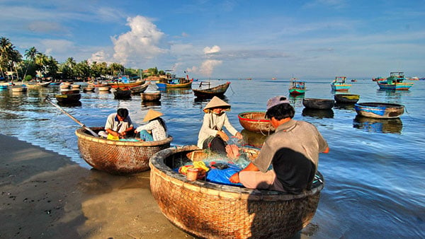 Trải nghiệm hoạt động đánh bắt hải sản cùng ngư dân làng chài Hàm Ninh Phú Quốc. Ảnh: vinpearl.