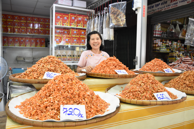 Chị Nguyễn Thị Mỹ Dung bên cửa hàng đặc sản khô tại chợ Nông lâm sản, Trung tâm thương mại TP. Rạch Giá
