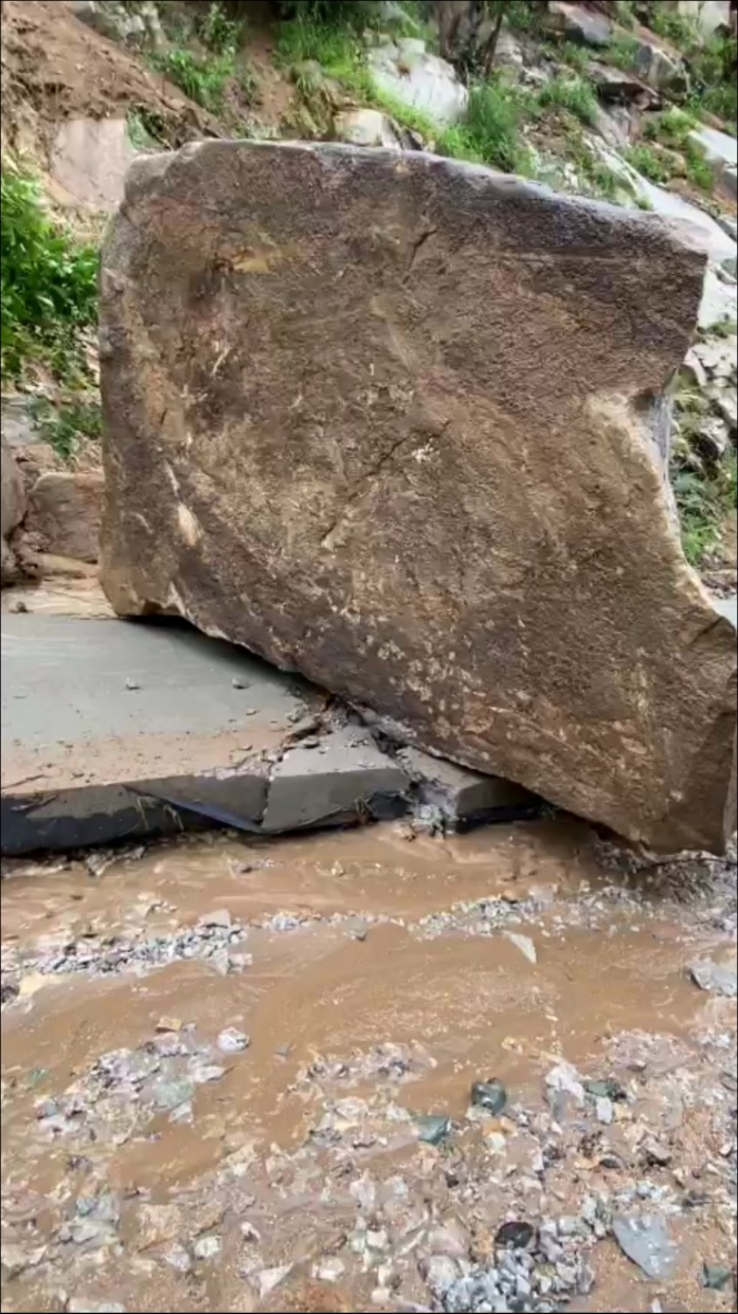 Công bố tình huống khẩn cấp sạt lở đá trên sườn núi tuyến đường lên núi Cấm