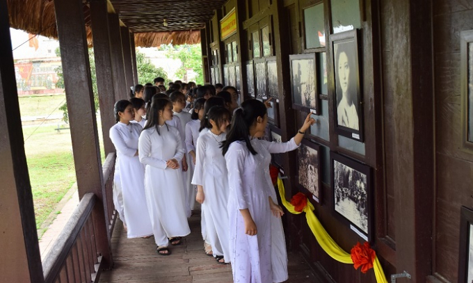 Các em học sinh tham quan trưng bày chuyên đề “Từ Mũi Cà Mau đến vĩ tuyến 17” do Bảo tàng tỉnh Cà Mau thực hiện tại Di tích Đôi bờ Hiền Lương – Bến Hải, tỉnh Quảng Trị vào đầu năm 2021.