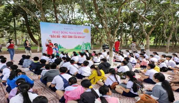 Học sinh trường Tiểu học Lý Thường Kiệt tham gia hoạt động ngoại khóa tại Khu tưởng niệm Chủ tịch Hồ Chí Minh, phường 1, thành phố Cà Mau.