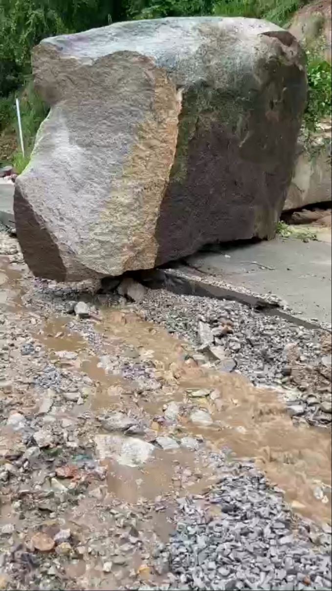 Tảng đá ước khoảng 35 tấn rơi xuống tuyến đường chính lên núi Cấm.