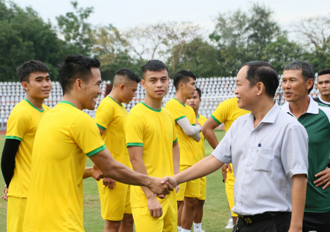 Ông Trương Công Quốc Việt – Phó Giám đốc Sở Văn hóa, Thể thao và Du lịch TP. Cần Thơ động viên các cầu thủ