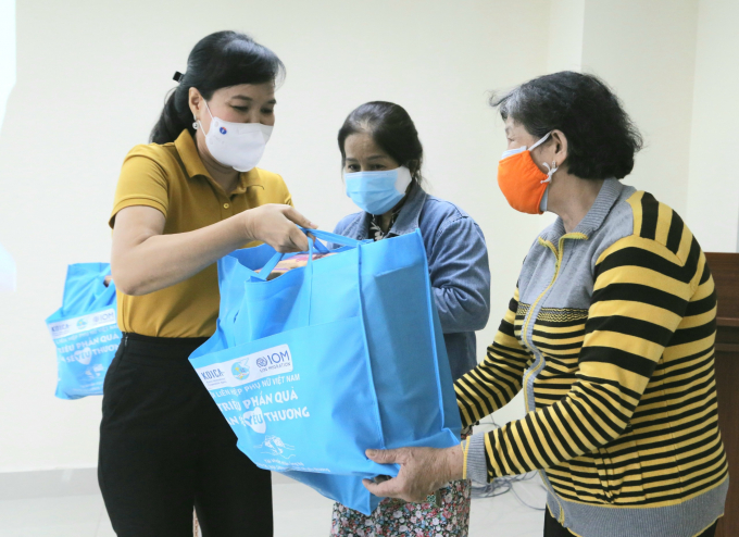 Bà Võ Kim Thoa - Chủ tịch Hội LHPN Việt Nam TP. Cần Thơ trao quà hỗ trợ phụ nữ di cư hồi hương và trẻ em bị ảnh hưởng bởi dịch bệnh Covid-19.
