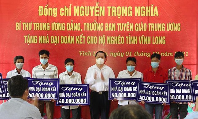 Trưởng ban Tuyên giáo Trung ương Nguyễn Trọng Nghĩa cùng đoàn công tác tham dự và trao tặng 20 căn nhà Đại đoàn kết cho hộ nghèo tỉnh Vĩnh Long. Ảnh: Cảnh Kỳ/ TTXVN.