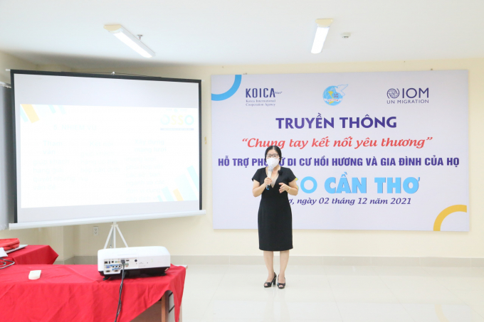 Đại diện Văn phòng OSSO Cần Thơ giới thiệu đến chị em phụ nữ di cư hồi hương trở về Việt Nam từ Hàn Quốc những dịch vụ được cung cấp hoàn toàn miễn phí.