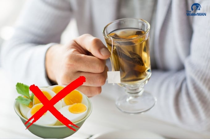 Nhiều người có thói quen uống nước chè sau khi ăn trứng nhằm giảm mùi tanh khó chịu trong miệng nhưng lại không hề biết rằng chính điều này lại đang phá hủy sức khỏe con người. Ảnh Internet.