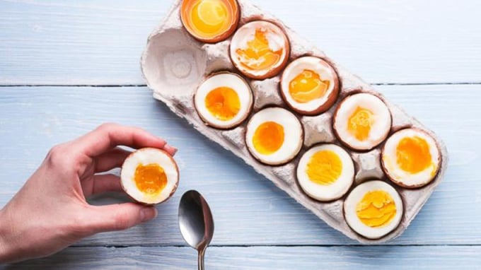 Có không ít người cho rằng, ăn trứng còn lòng đào hay trứng sống sẽ càng bổ dưỡng nhưng thực tế cách ăn này rất mất vệ sinh có thể gây các bệnh về đường tiêu hóa, nhiễm trùng đường ruột. Ảnh doanhnhanplus.