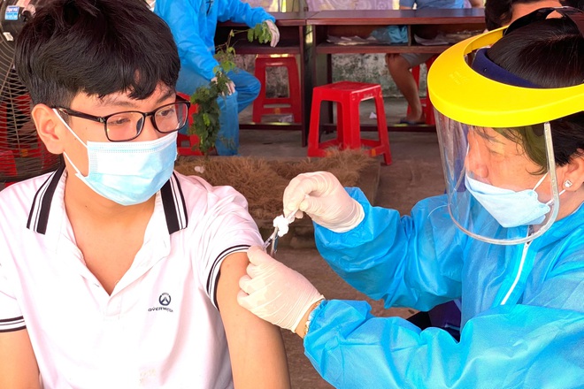 Tiêm vaccine cho học sinh ở Sóc Trăng. Ảnh Sao Khuê