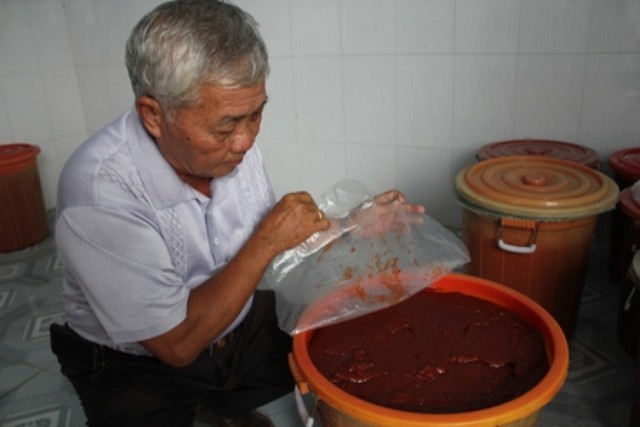 Mắm tôm chà Gò Công được chế biến qua nhiều công đoạn và mỗi gia đình có những bí quyết riêng để tạo hương vị mắm thơm, đặc trưng. Ảnh: vitefuntravel.
