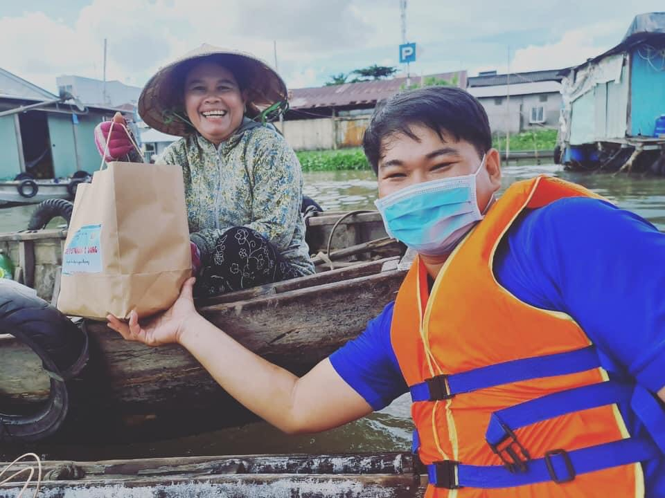 Phát túi an sinh cho bà con nghèo, có hoàn cảnh khó khăn là một trong nhiều chương trình hỗ trợ cộng đồng Đạt đã tích cực tham gia xây dựng và triển khai.