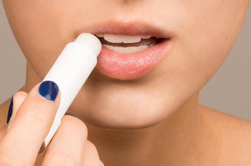 Tuy không phải mùa hè nhưng đôi môi vẫn có thể chịu những tác động xấu từ ánh nắng mặt trời. Lựa chọn các sản phẩm dưỡng môi với công thức SPF không chỉ dưỡng ẩm, giảm tình trạng đôi môi nứt nẻ mà còn giúp bảo vệ đôi môi bạn hiệu quả nhất. Ảnh: Internet.