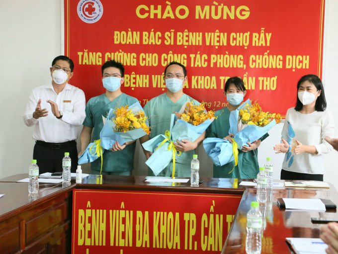 BSCKII. Nguyễn Ngọc Việt Nga – Phó Giám đốc Sở Y tế và BSCKII. Trần Quốc Luận – Giám đốc Bệnh viện Đa khoa TP. Cần Thơ tặng hoa cho đoàn Bệnh viện Chợ Rẫy.