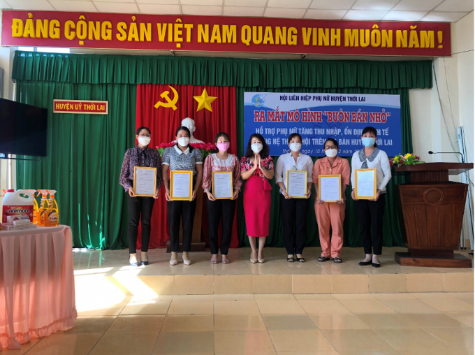 Bà Nguyễn Thị Ngọc Yến (giữa) Chủ tịch Hội LHPN huyện trao quyết định thành lập mô hình “Buôn bán nhỏ” cho đại diện các xã.