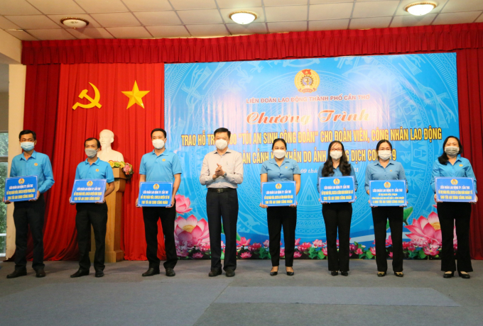Ông Dương Tấn Hiển - Phó Chủ tịch Thường trực UBND TP. Cần Thơ trao bảng tượng trưng cho đại diện Liên đoàn Lao động quận huyện.