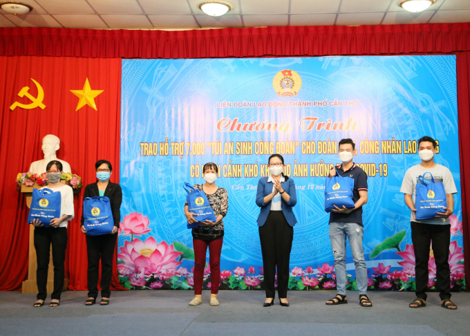 Bà Trần Thị Vĩnh Nghi - Trưởng Ban Dân vận Thành ủy Cần Thơ trao quà cho đại diện đoàn viên, người lao động.